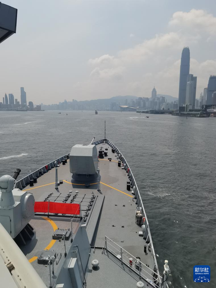 7月7日,湛江舰驶离维多利亚港。新华社发(李唐 摄)
