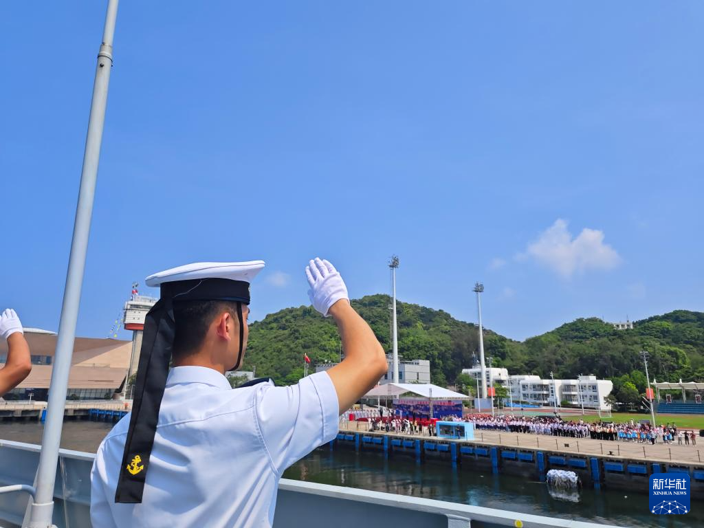 7月7日,湛江舰驶离昂船洲军营码头,士兵分区列队向前来送行的人群挥手告别。新华社发(冯丽 摄)