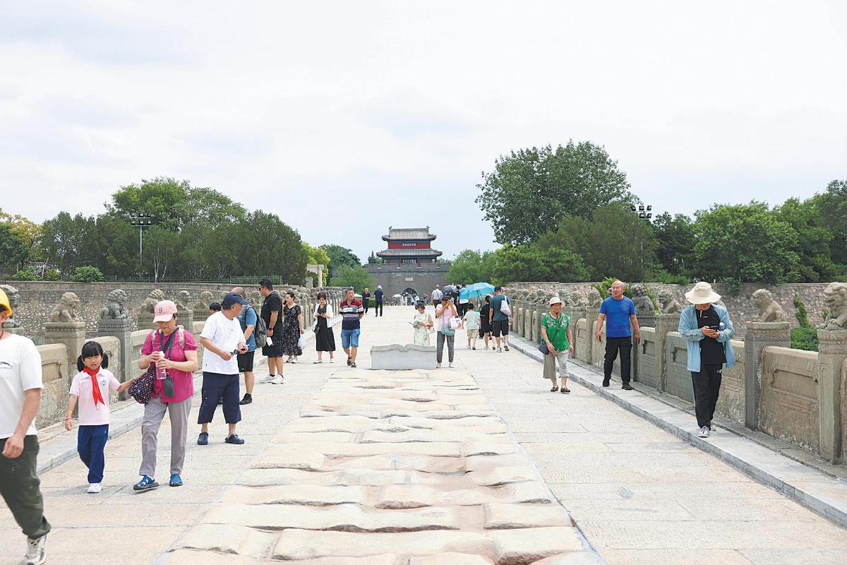 7月8日，市民参观卢沟桥景区。