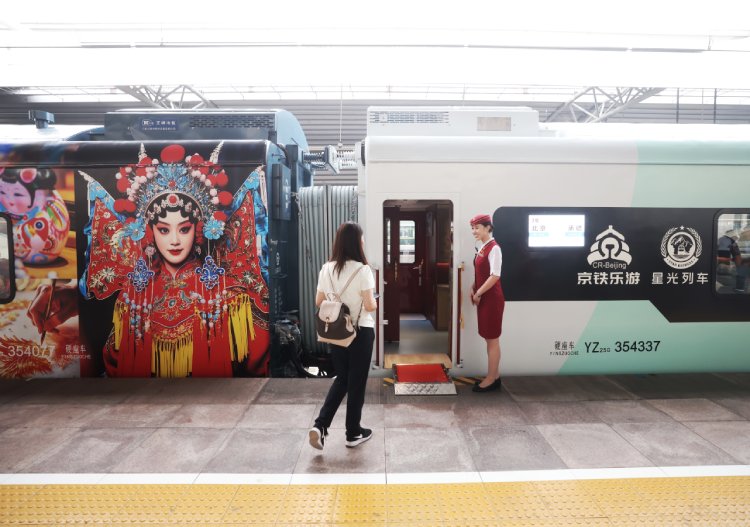 7月9日，“星光·燕赵号”旅游列车从北京站出发，标志着京津冀首列观光旅游列车正式投入运营。