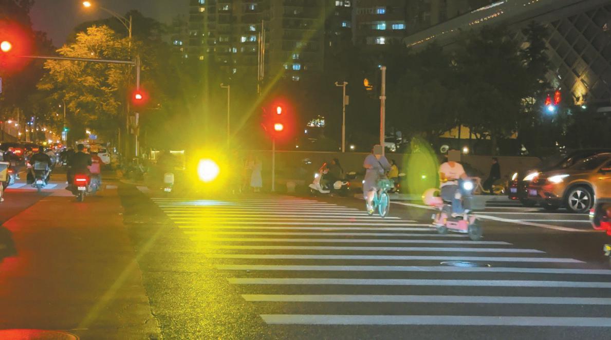 5月25日，东三环十里河桥路口，一辆改装了黄色远光灯的电动自行车在等红绿灯。新京报记者　田杰雄　摄