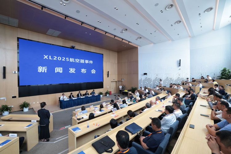 模拟新闻发布会环节。在真实发生的空难中，除了第一时间救援外，及时向公众发布事故相关信息、救治情况等都非常重要。发布会设置大兴机场、兴蓝航空、机场消防、机场急救4位新闻发言人，媒体记者围绕救援、事故原因、后续事故调查等问题进行提问。