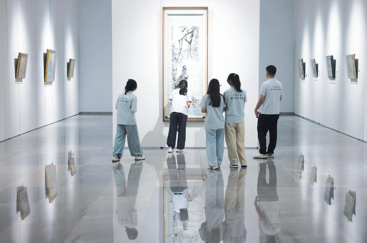 7月10日，首都师范大学美术馆，学生参观齐白石真迹《松鹰图》。