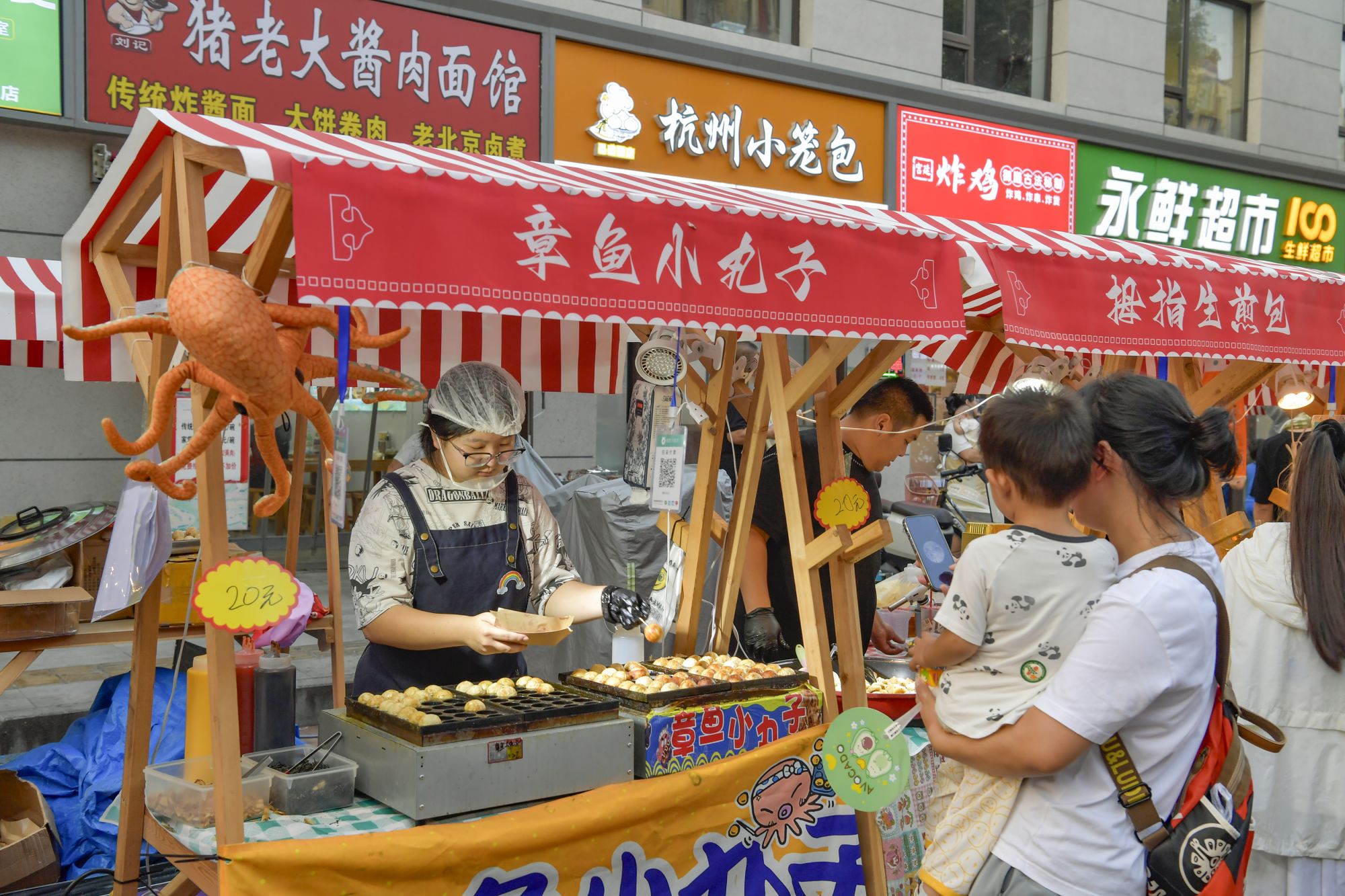 为让更多新就业群体充分融入城市生活，7月12日，城南街道在介山书店分会场举办了“邻里‘新’相融 共筑友好城”主题活动，致敬奔跑在城南地区的以快递、外卖小哥为代表的新业态新就业群体。小哥等新就业群体凭工作服或相关证件即可在昌盛小街多家商户享受专属折扣或免费服务。同时，“共享冰箱”第三季送清凉服务再度启动，向小哥们提供免费冷饮、纳凉休息区、手机充电等服务。
