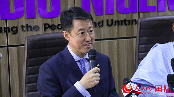 中国驻尼日利亚大使于敦海在“你好!中国”节目启动仪式上致辞。人民网记者 姜宣摄