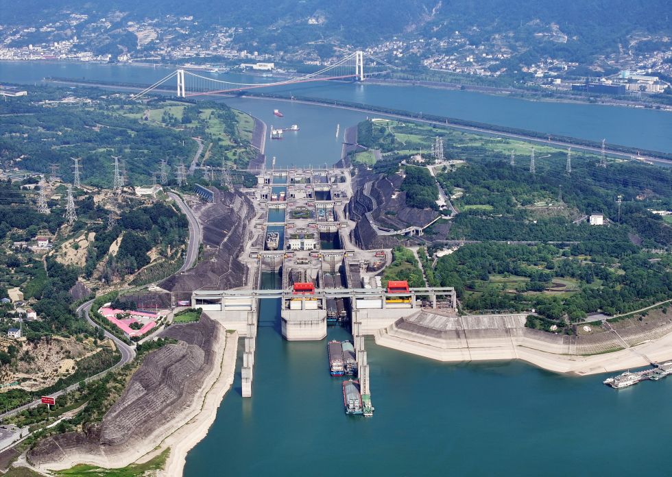 2025年6月13日，在湖北省宜昌市，船舶有序通过三峡双线五级船闸（无人机照片）。新华社发（王辉富 摄）