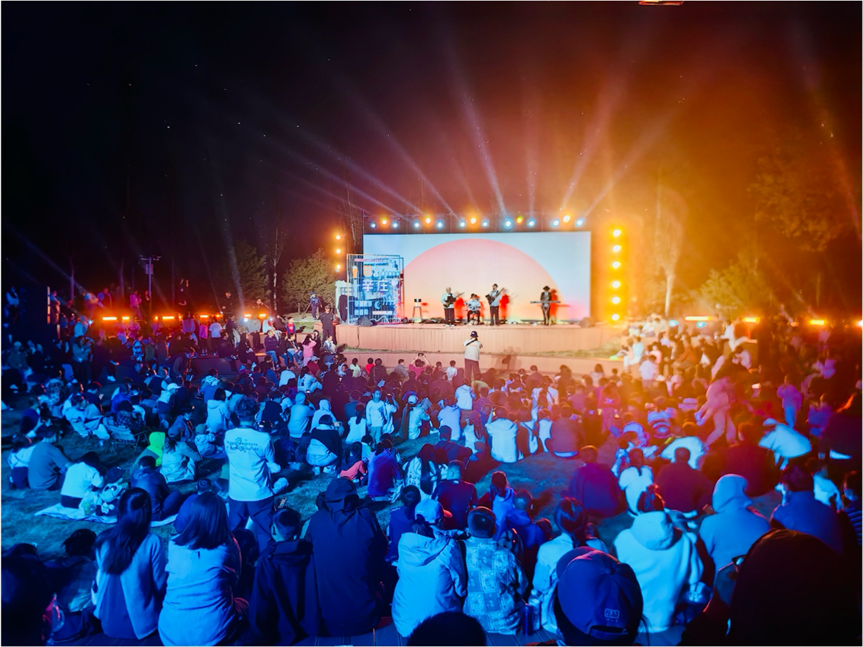 音乐浪潮旁，市集的好物也让你流连忘返，海底捞露营火锅、露营咖啡车、阳坊涮肉、色彩非洲、匠心手工艺品、文创好物等摊位处处暗藏惊喜。每个周六，来辛庄拥抱自由与热烈！让音乐点燃灵魂，用美食填满味蕾，把星光与欢笑一并打包带走！