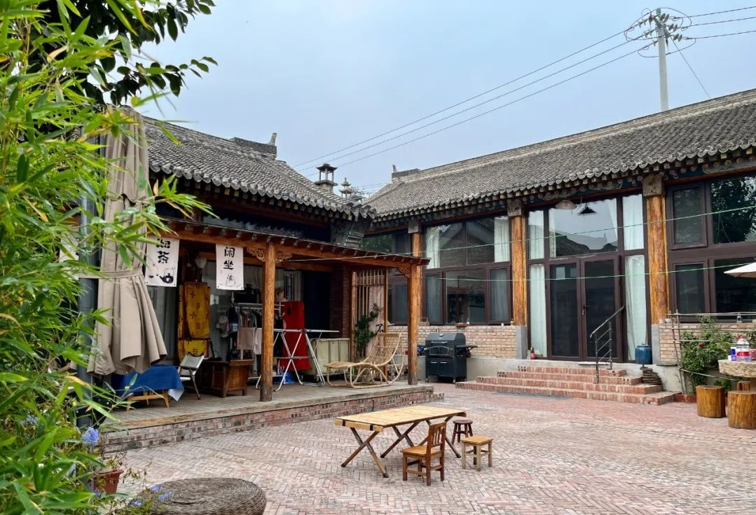 恩僖院子：推开大门，一场时空对话悄然上演。老房梁与新设计碰撞出惊艳火花，LOFT复式空间挑高舒展，展现着现代美学的巧思，而四四方方的传统院落格局，固执地守着属于村落的烟火记忆。白日市集的烟火气和欢笑声交织成这里独有的热闹，夜幕降临，坐在院中，抬头可见清澈星空，乡村生活的鲜活与安宁无缝切换，带你解锁属于辛庄的双面魅力！