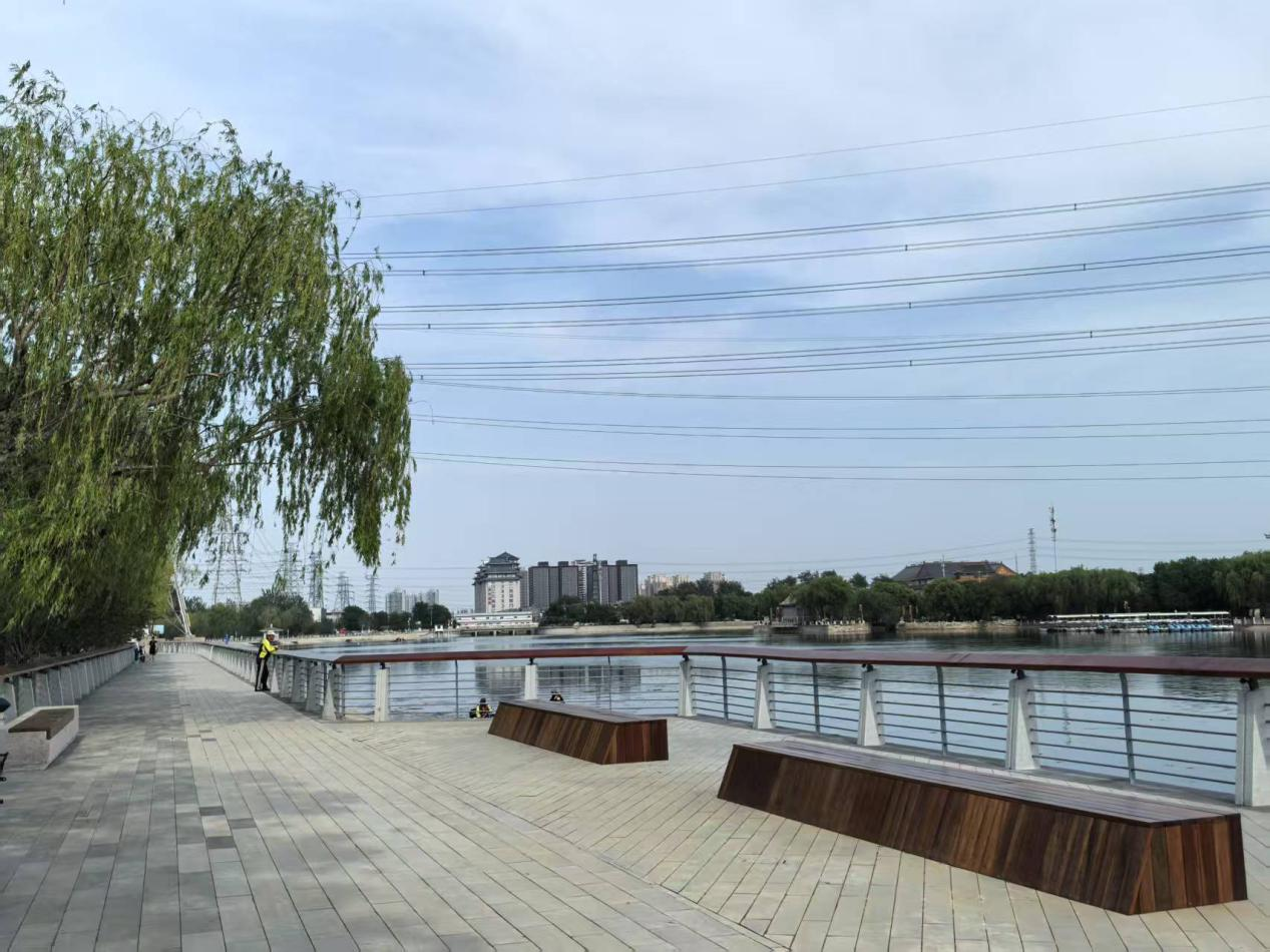 项目突出重要节点打造，因地制宜对高碑店水库北岸、远通桥、小郊亭桥、西会公园、金地文创中心等关键节点进行重点提升，以点带线，连珠成链，凸显道路沿线景观可视性变化，形成节奏鲜明、连续优美的景观廊道。