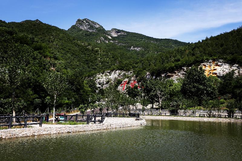 为提升游客体验，王佐镇上线“全域旅游小镇”小程序，提供 AI 智能行程规划、门票预约等服务；推出文旅手账打卡活动，集章可兑换纪念品；串联形成三条特色研学路线，实现“吃住行游购娱教”消费闭环。