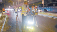 交警夜查电动自行车