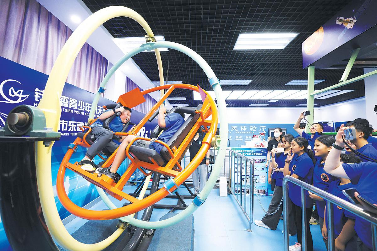 7月22日，钱学森青少年航天科学院，香港航天迷们体验模拟失重训练的360度滚环设备。当日，香港航天学会46名航天迷走进钱学森青少年航天科学院，开展“飞天梦”青少年航天教育活动。航天迷们通过参观航天器，体验航天员模拟训练、载人航天模拟发射和“东风一号”模型制作等环节了解中国航天的伟大成就。 新京报记者 李木易 摄影报道