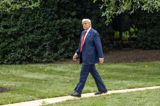   8月1日，在美国首都华盛顿白宫，美国总统特朗普走向南草坪。新华社记者胡友松摄