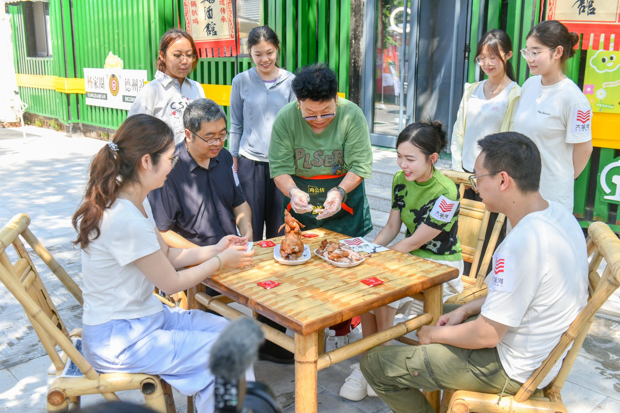 在杨家圈文化街区一起品尝德州扒鸡