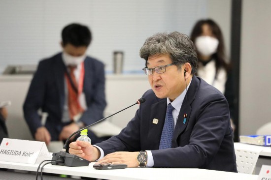 2020年9月24日，时任日本文部科学大臣萩生田光一在会议现场讲话。新华社记者杜潇逸摄