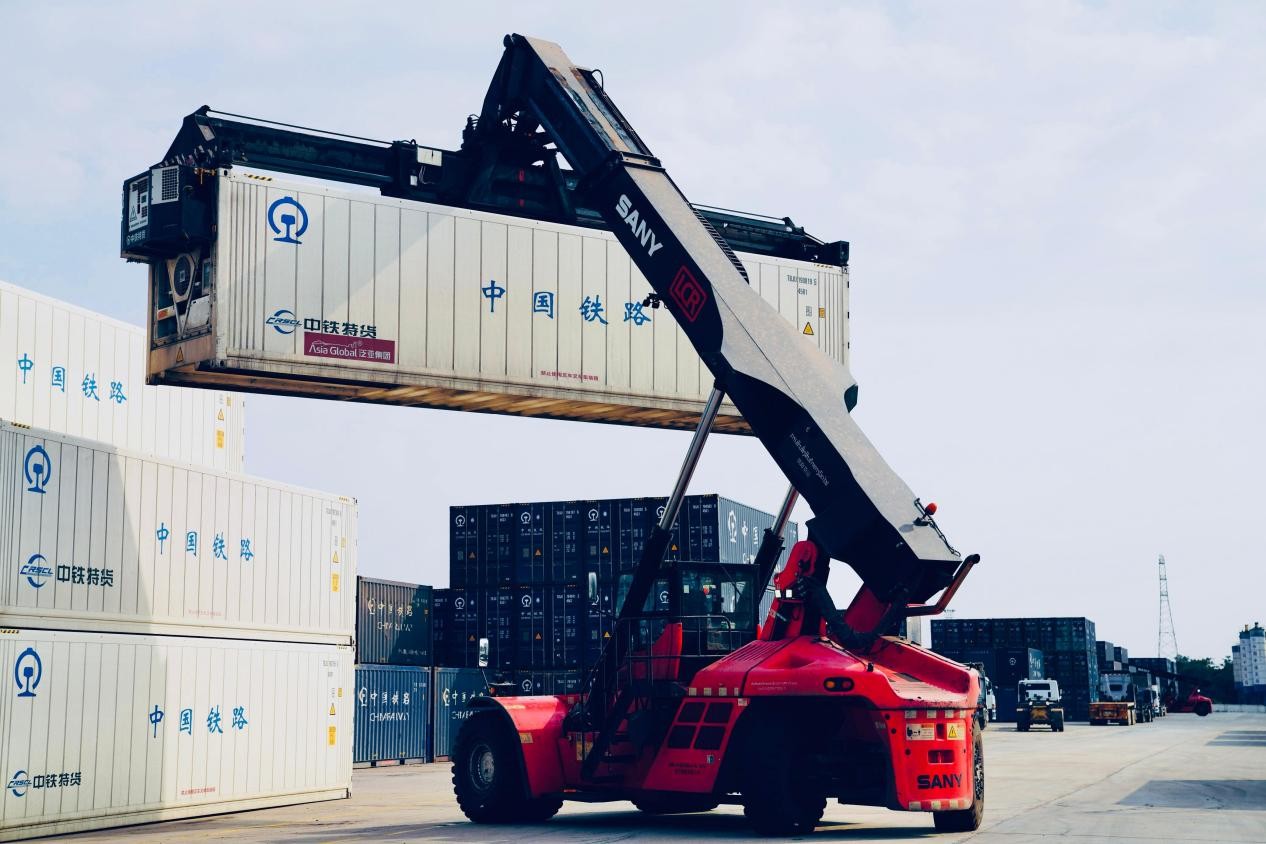 起重机在万象南货运口岸站作业。苏朋摄