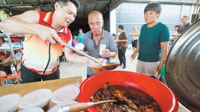 他们在受灾村支起“暖心灶台”