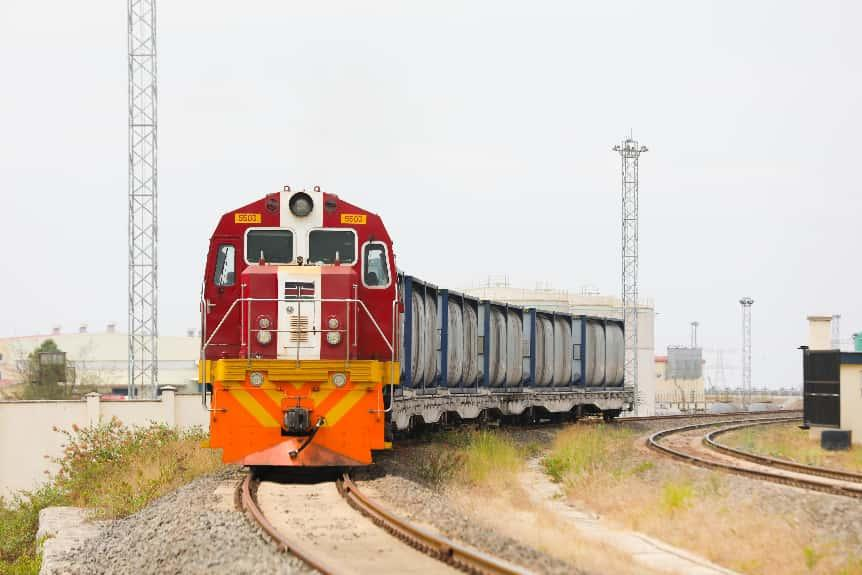 在蒙内铁路内罗毕终点站，一列货物列车行驶在铁路线上。非洲之星铁路运营有限责任公司供图