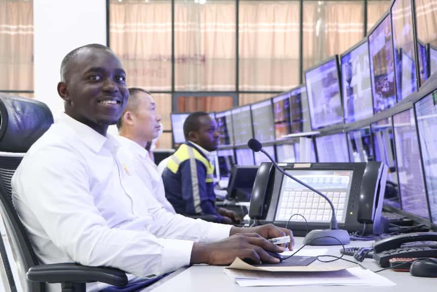 在蒙内铁路调度中心，本地调度员克林顿&middot;奥巴雷与中国调度员张兴华共同进行列车调度指挥工作。非洲之星铁路运营有限责任公司供图