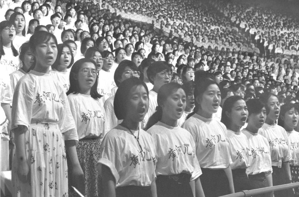 1995年，56所首都高校的1万名大学生在北京首都体育馆参加纪念中国人民抗日战争胜利50周年首都大学生《黄河大合唱》万人演唱会。