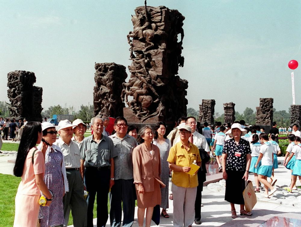 2000年8月15日，北京各界群众4000多人在刚落成的中国人民抗日战争纪念雕塑园隆重集会，纪念中国人民抗日战争胜利55周年。