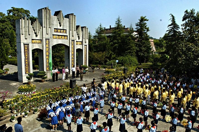 2005年8月15日，湖南省怀化市芷江侗族自治县在芷江抗战胜利受降坊举行“缅怀先烈 倡导和平”大型纪念活动。 