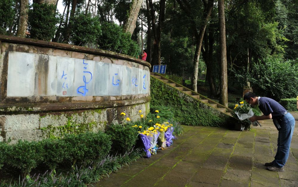 2012年8月15日，云南腾冲各地群众前往“国殇墓园”和“腾冲滇西抗战博物馆”等爱国主义教育基地，祭奠抗战先烈。这是一位市民在“国殇墓园”缅怀英烈。 
