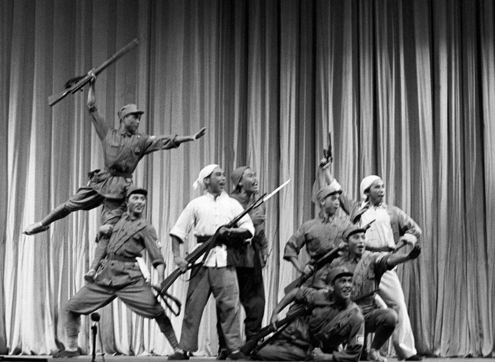 1965年，在北京举行的纪念伟大抗日战争胜利20周年演出音乐会上，中国歌剧舞剧院演员表演《牛永贵负伤》，反映抗日战争中血肉相连的军民关系。