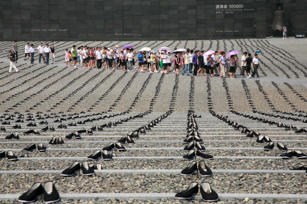 2010年8月15日，在侵华日军南京大屠杀遇难同胞纪念馆的和平公园，6830双布鞋被整齐摆放，纪念在日本遇害的中国劳工。 