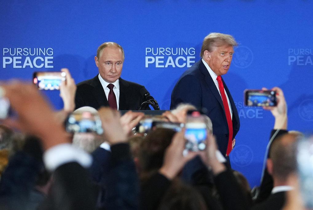 8月15日,美国总统特朗普(后右)与俄罗斯总统普京(后左)在美国阿拉斯加州安克雷奇市埃尔门多夫-理查森联合军事基地举行会晤后共同出席联合记者会。新华社记者吴晓凌摄