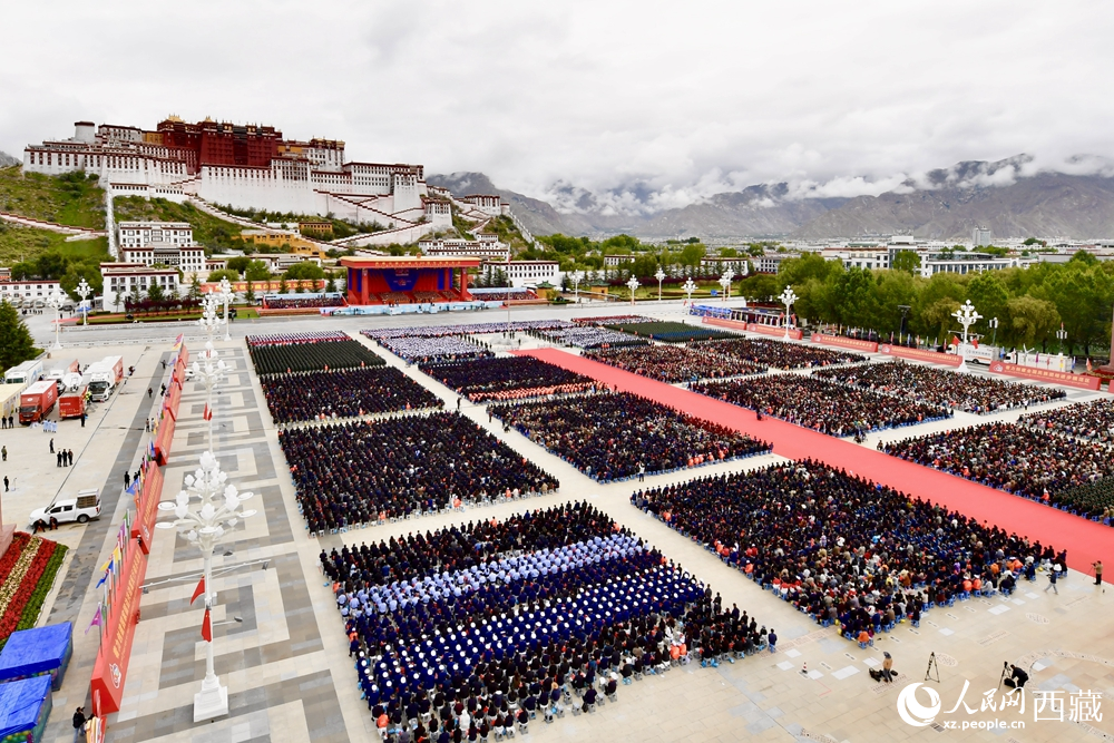 热烈庆祝西藏自治区成立60周年大会现场。索朗旺久摄