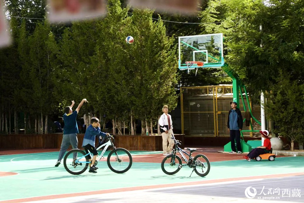 孩子们在社区享受运动时光。人民网记者 次仁罗布摄