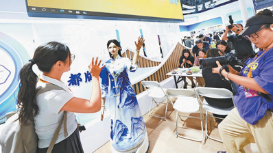服贸会首都版权展区体验数字文博