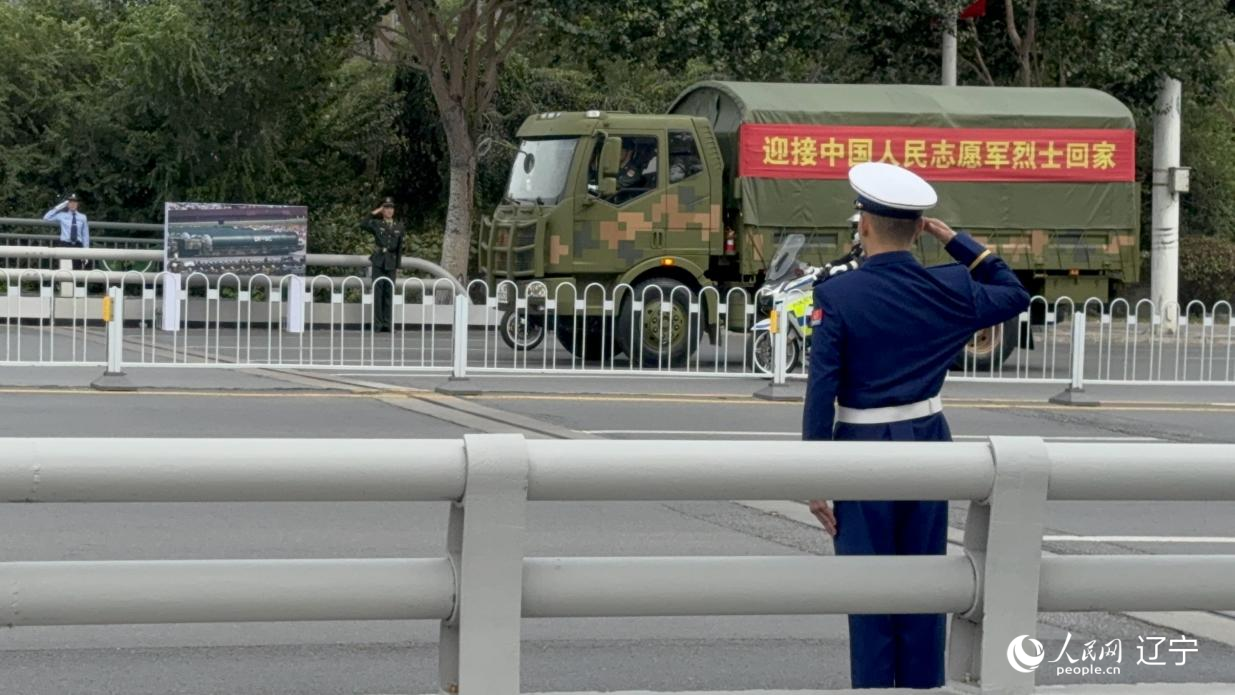 沈阳市浑河桥东侧，摆放着东风—5C导弹的受阅照片。人民网记者 汤龙摄