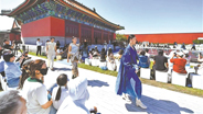 隆福寺上演时装秀