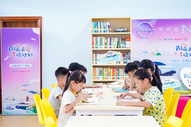 牛江镇中心小学的学生们在阅读室看书。.jpg
