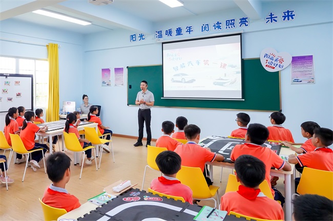 孩子们在上“智能汽车第一课”。.jpg