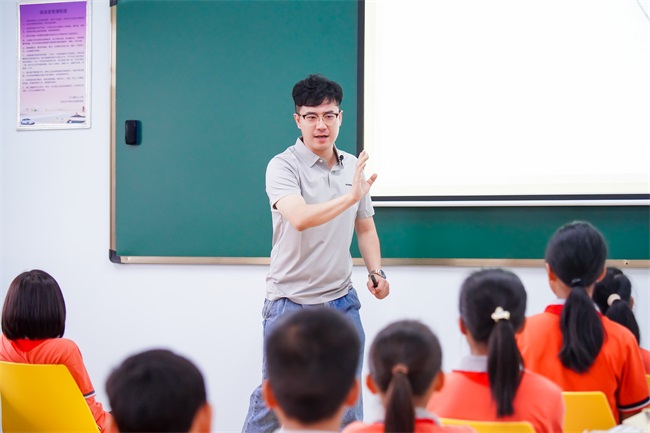 陈曦骏在阅读室给孩子们讲解诗歌知识。.jpg