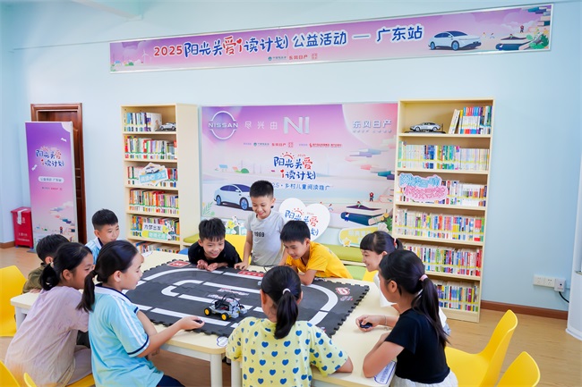 孩子们在动手实践中感受汽车科技的魅力。.jpg