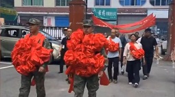 男子入伍全村歡送 臨行前他跪地行禮感恩奶奶養(yǎng)育之恩
