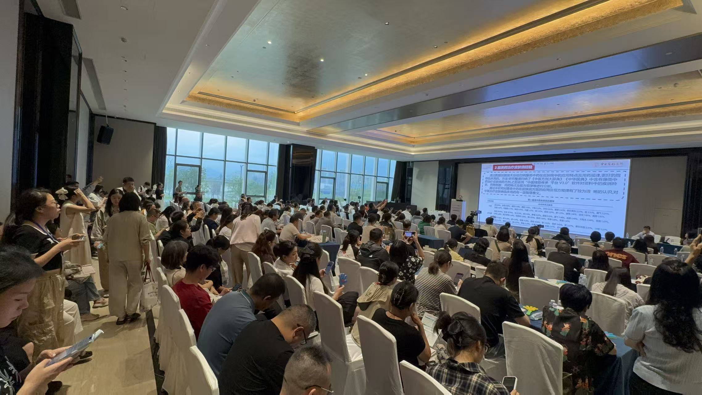 【中药临方调配专场】芙润复配霜“一人一方”创新应用闪耀中医药盛会