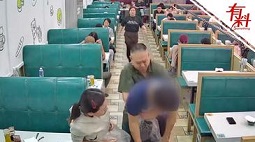 男子就餐时被异物卡喉 邻桌上演“教科书式”救援