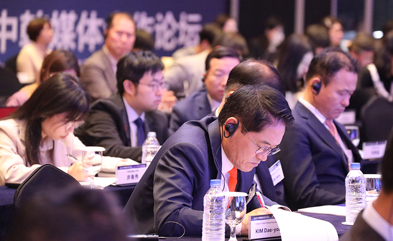 10月13日，2025中韩媒体合作论坛在韩国首尔举行。图为与会嘉宾在认真听会。人民日报记者 万宇摄