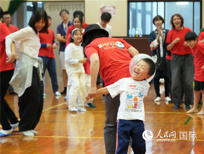 共同参与协作游戏。人民网 许可摄