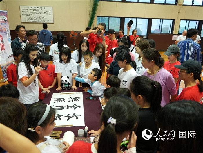 中国书法展示引来众人围观。人民网 许可摄