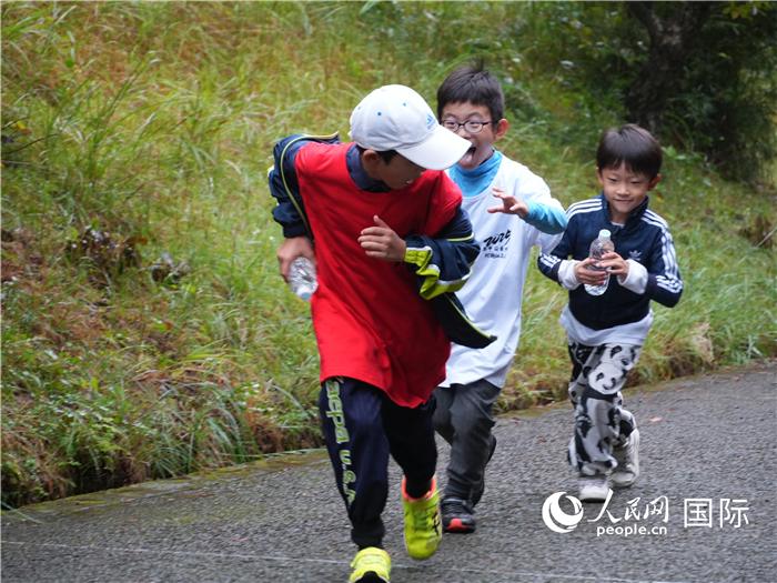 中日青少年在大自然中欢乐奔跑。人民网 许可摄