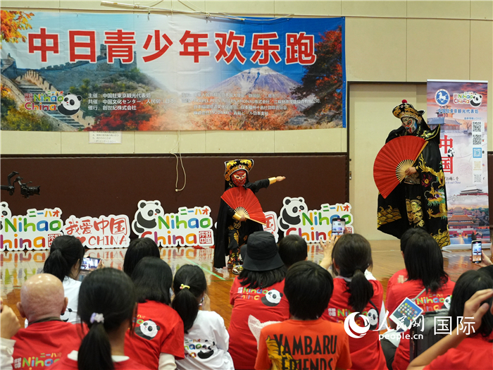 川剧变脸表演赢得阵阵欢呼。人民网 许可摄