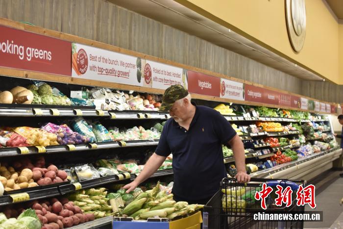 图为美国民众在马里兰州罗克韦尔一超市购物。 <a target='_blank' href='/'>中新社</a>记者 沙晗汀 摄 图为美国民众在马里兰州罗克韦尔一超市购物。 <a target='_blank' href='/'>中新社</a>记者 沙晗汀 摄