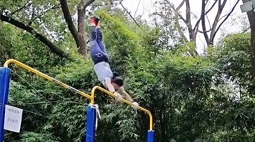 硬核操作！女子创新健身拉着单杠踢毽子 轻松感溢出屏幕