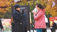 群众赏叶 民警站岗